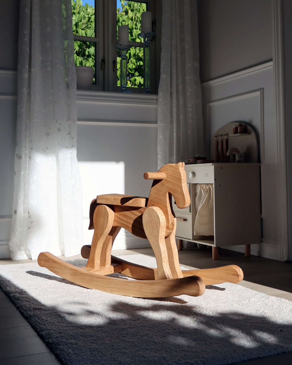 Ferdig Rocking Horse Heritage gyngehest i en stue