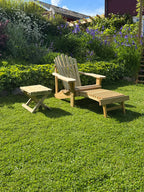 Classic Foldable Table ved siden av Adirondack Classic Lounge i en hage