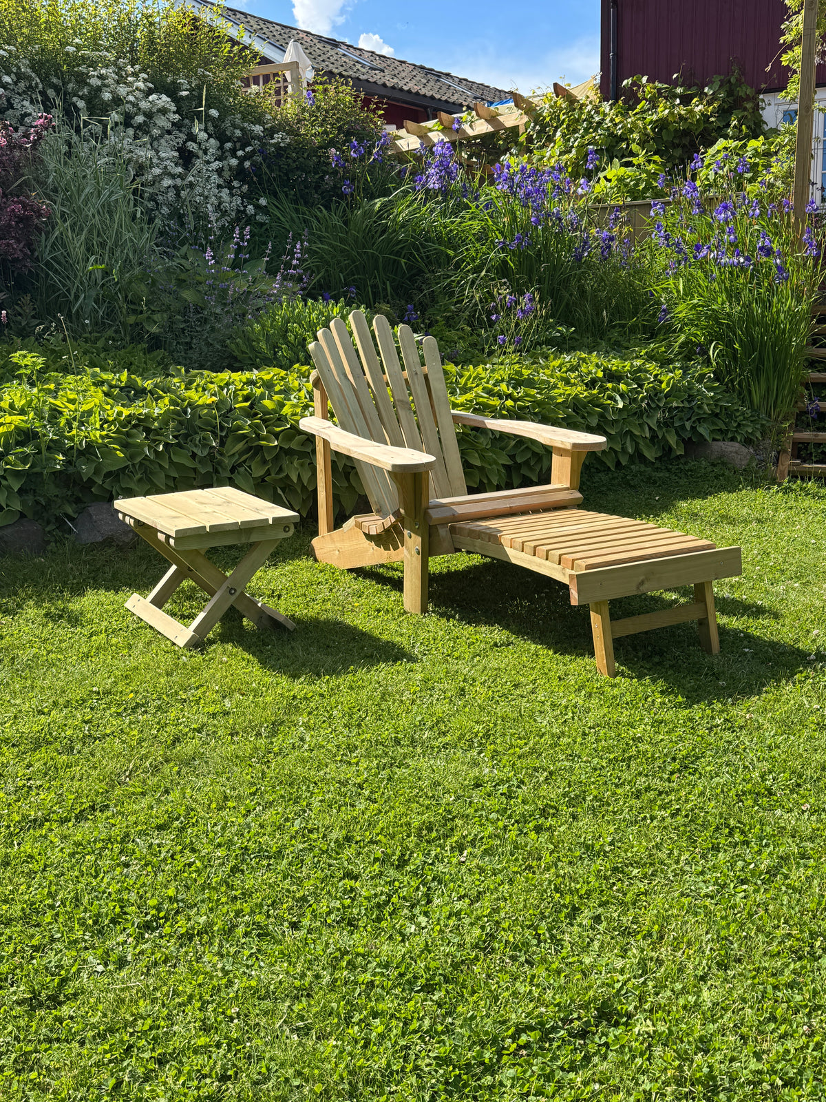 Classic Foldable Table ved siden av Adirondack Classic Lounge i en hage